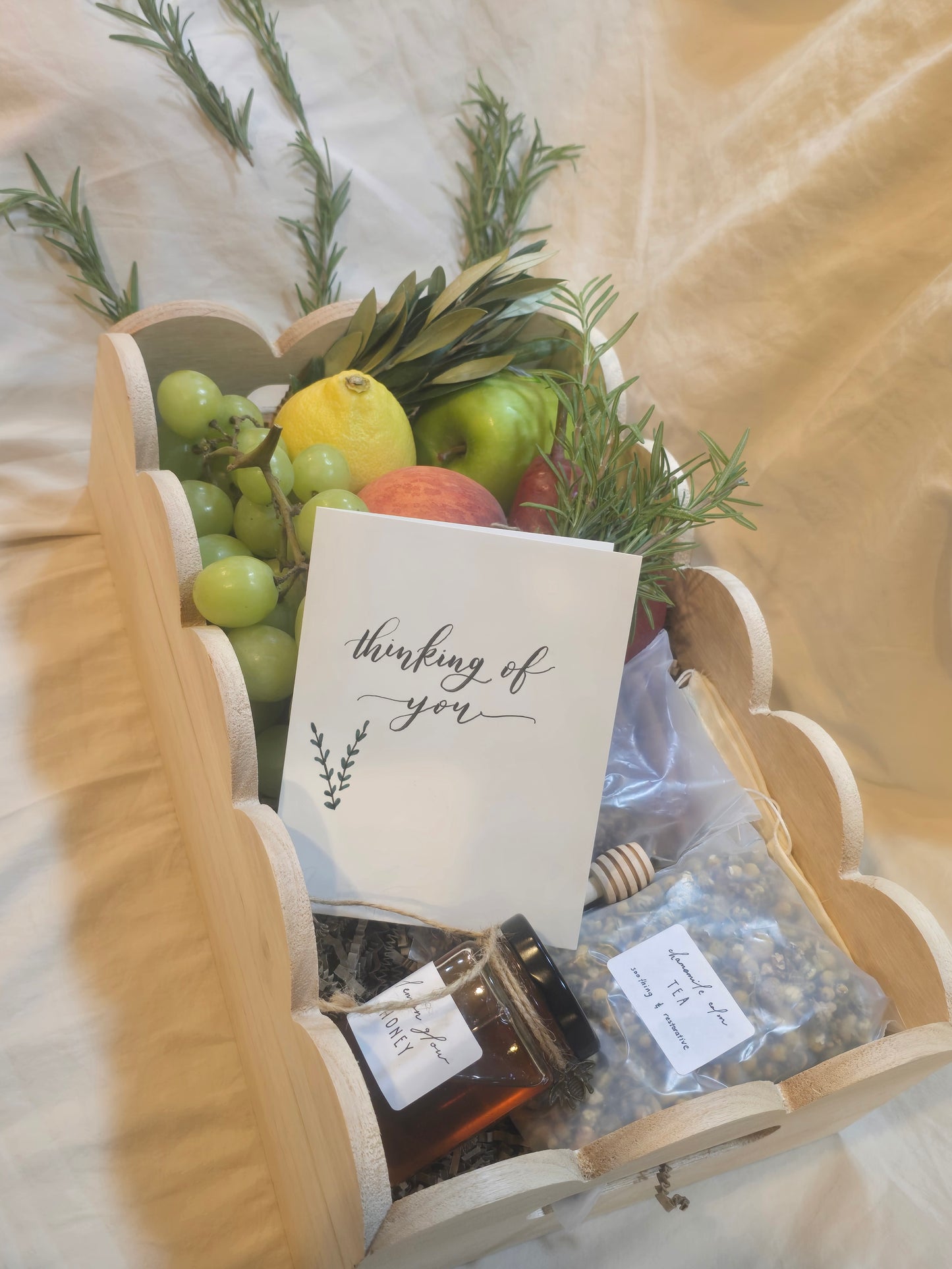 β¨ Herbal Wellness Gift Box β Tea, Honey & Fresh Fruits β¨